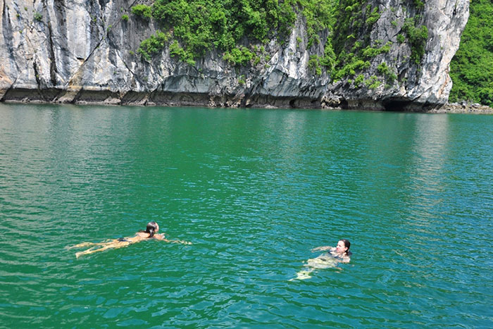 10 things to do in halong swimming